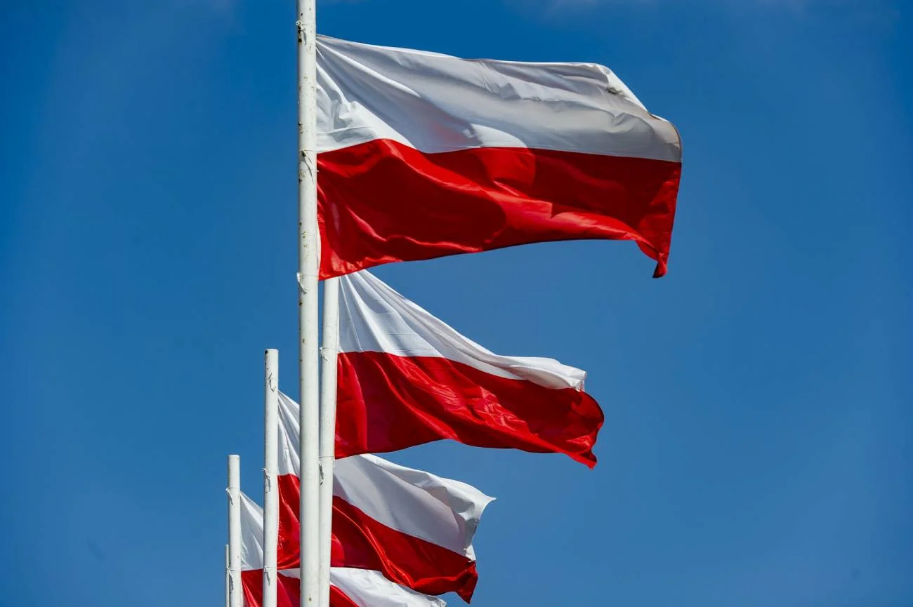 Flagi Polski na wietrze