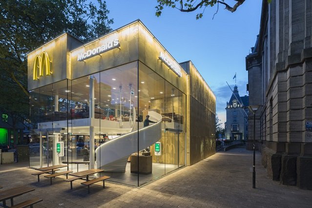 Nowa restauracja swoim wyglądem przypomina Apple Store.