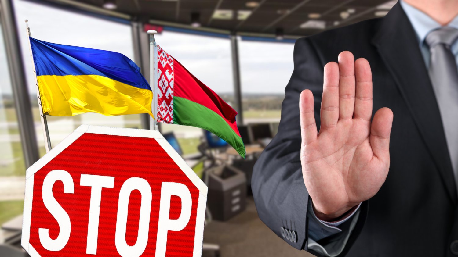 W tle wieża kontroli lotów. Flagi Ukrainy i Białorusi. Znak stop i mezczyzna trzymajacy reke sugerując STOP.