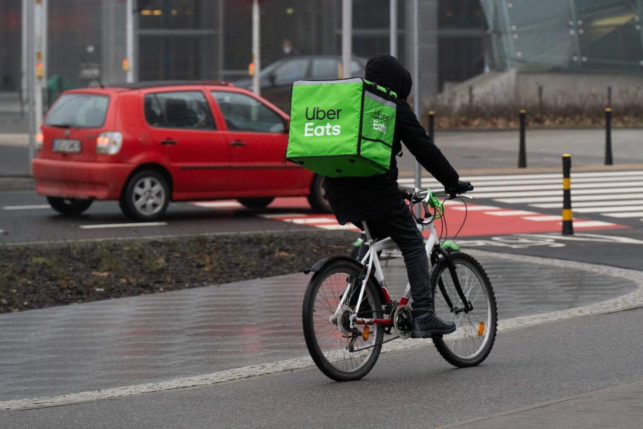 kurier Uber Eats na rowerze