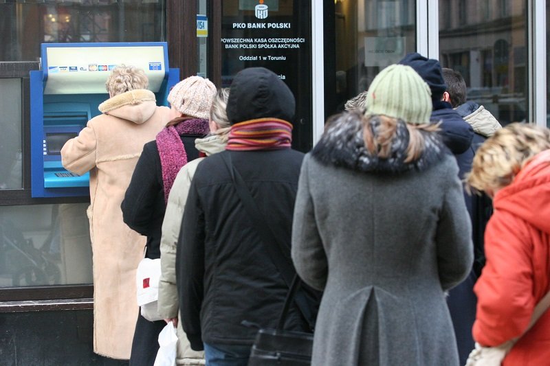 Być może klienci będą zmuszeni do płacenia za trzymanie swoich oszczędności w bankach. Zdjęcie poglądowe.