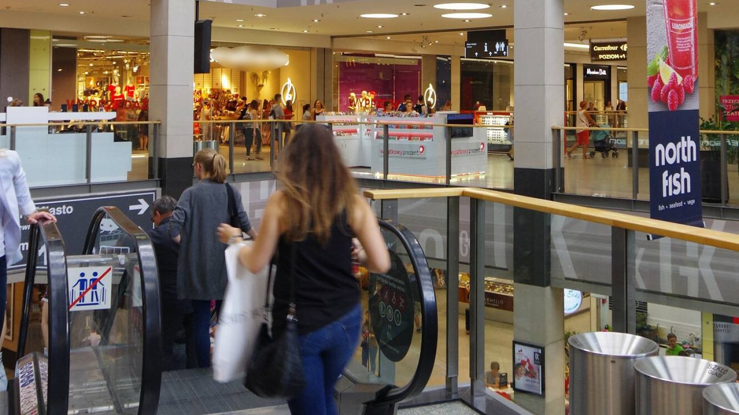 Klienci w centrum handlowym