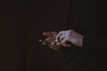 Kłamcy kontrolują do pewnego stopnia narrację. W szczególności tak zwane „content words”. Nie kontrolują jednak wszystkiego. I to zainteresowało Pennebakera.