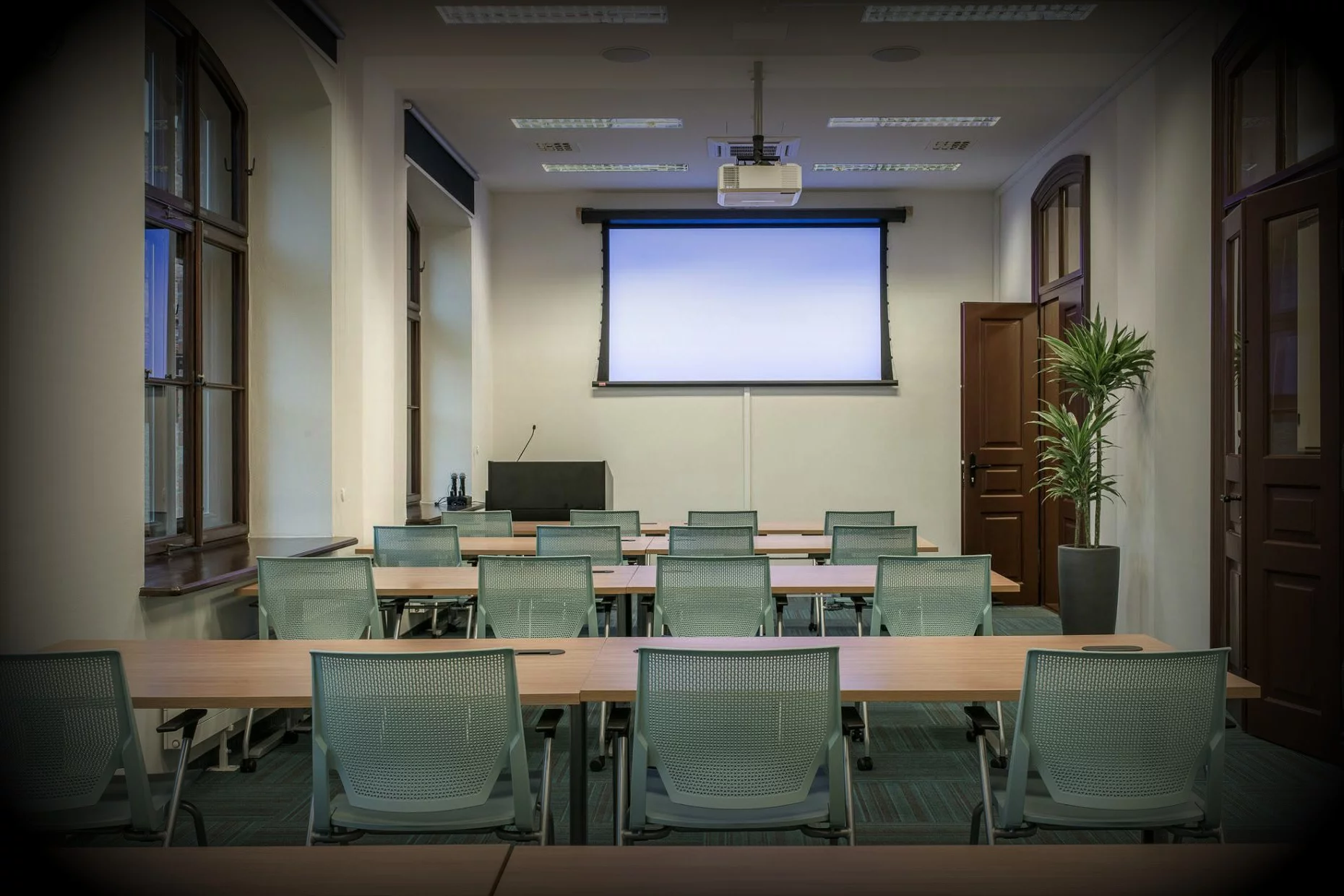 Będąc członkiem TechHub w Warszawie posiada się kartę wstępu do wszystkich TechHubów na całym świecie