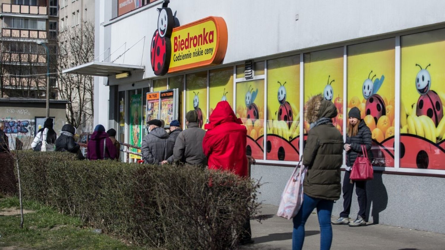 Przed sklepami ustawiają się kolejki, ale po wprowadzeniu nowych ograniczeń z powodu epidemii koronawirusa, spadła ich przepustowość.