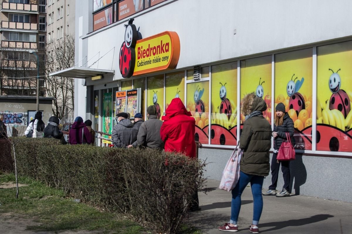 Przed sklepami ustawiają się kolejki, ale po wprowadzeniu nowych ograniczeń z powodu epidemii koronawirusa, spadła ich przepustowość.