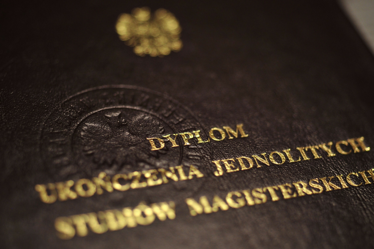 Dyplomy sprzedawane są pod pretekstem kolekcjonerstwa i do złudzenia przypominają oryginalne dokumenty, bo posługują się znakami towarowymi uczelni.