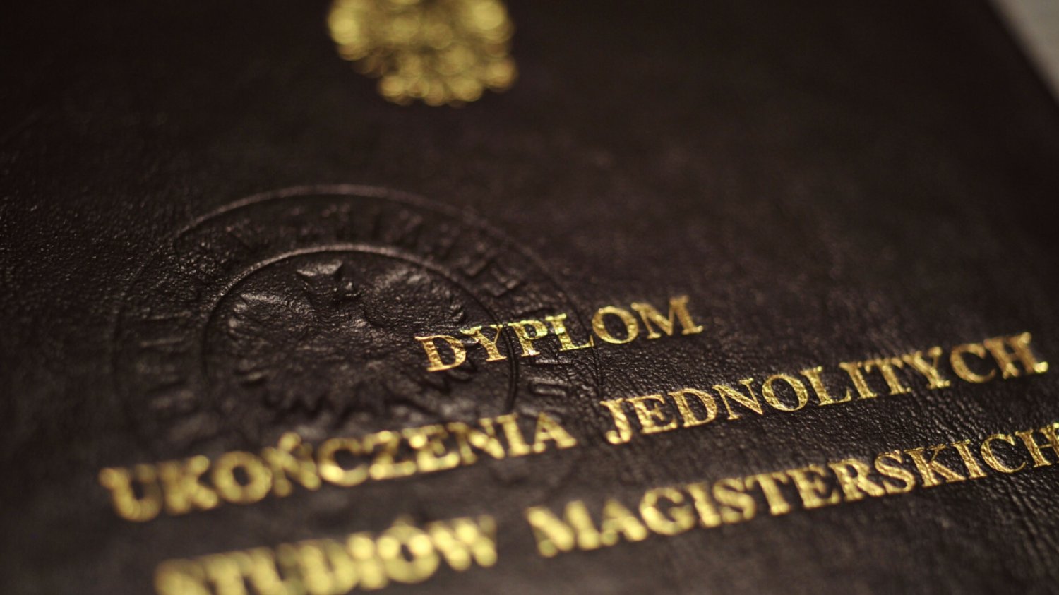 Dyplomy sprzedawane są pod pretekstem kolekcjonerstwa i do złudzenia przypominają oryginalne dokumenty, bo posługują się znakami towarowymi uczelni.