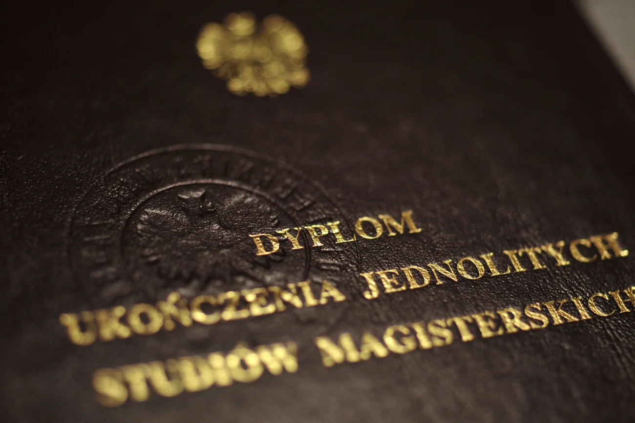 Dyplomy sprzedawane są pod pretekstem kolekcjonerstwa i do złudzenia przypominają oryginalne dokumenty, bo posługują się znakami towarowymi uczelni.