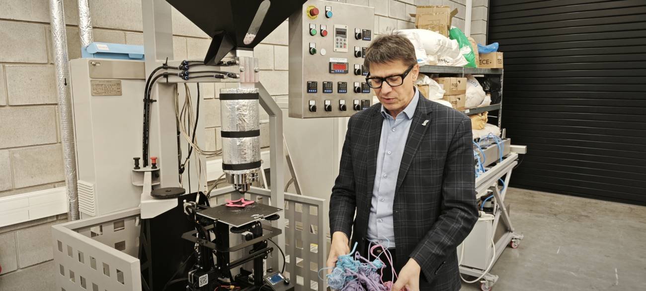 dr hab. inż. Tomasz Klepka przy wynalazku.