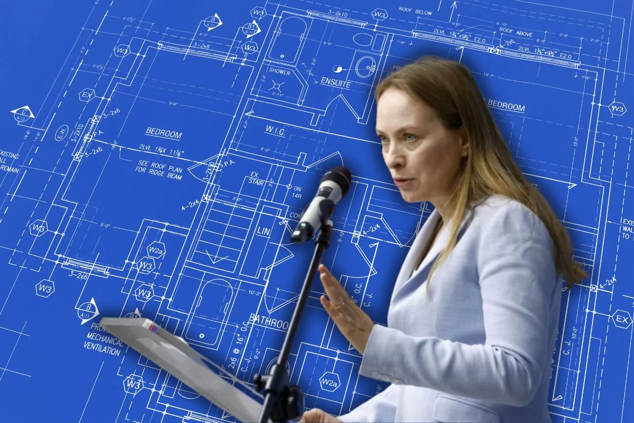 Katarzyna Pełczyńska-Nałęcz na tle schematów domu.