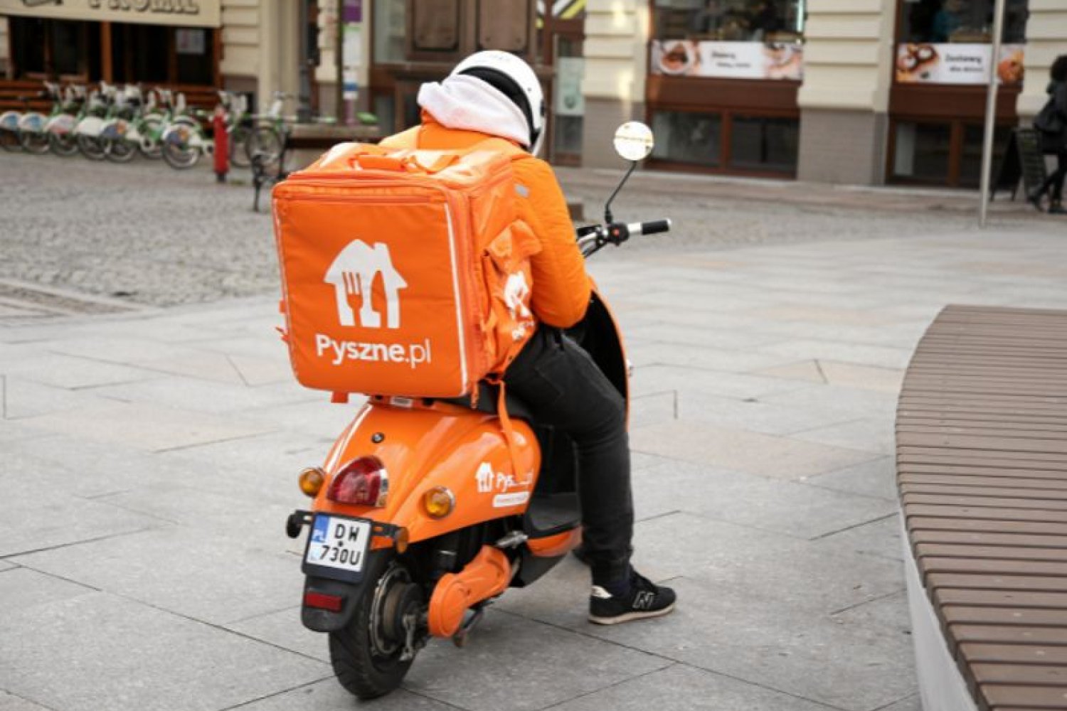 Restauratorzy alarmują, że korzystanie z aplikacji nie pomaga im w poradzeniu sobie z kryzysem. Apelują o zamawianie bezpośrednio w ich lokalach.