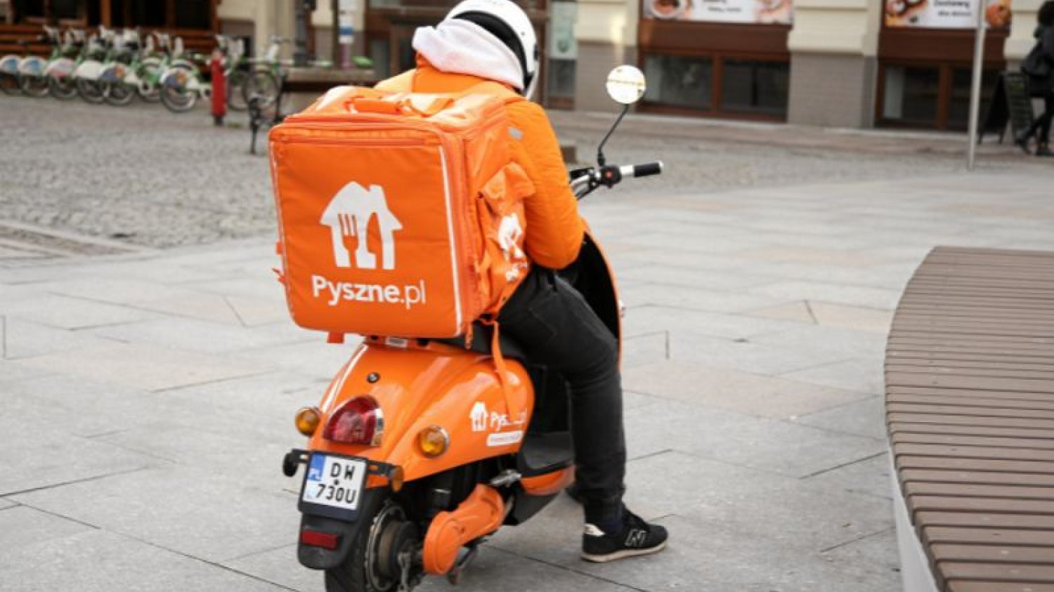 Restauratorzy alarmują, że korzystanie z aplikacji nie pomaga im w poradzeniu sobie z kryzysem. Apelują o zamawianie bezpośrednio w ich lokalach.