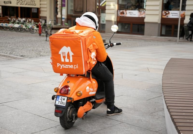 Restauratorzy alarmują, że korzystanie z aplikacji nie pomaga im w poradzeniu sobie z kryzysem. Apelują o zamawianie bezpośrednio w ich lokalach.