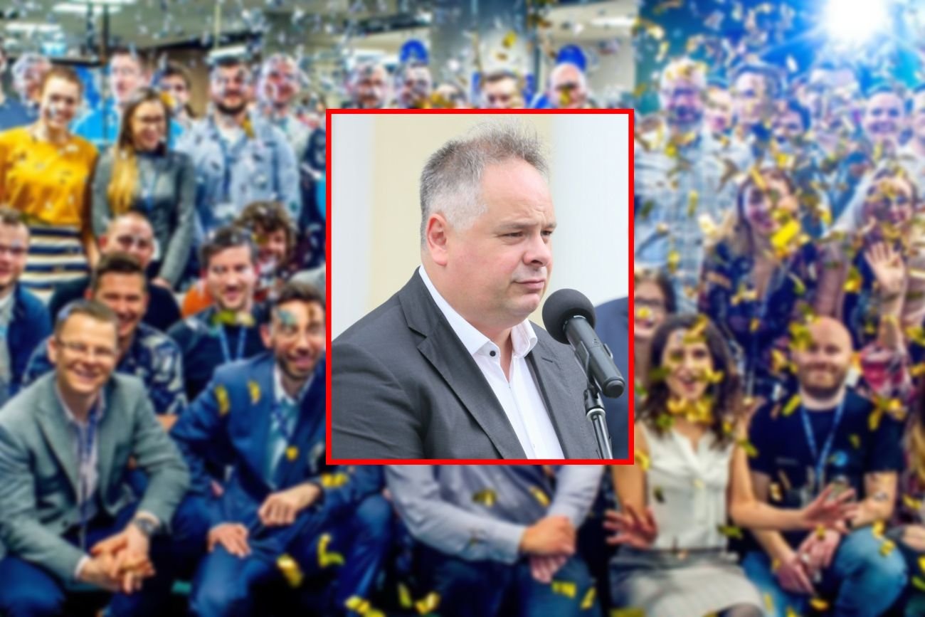 Grégoire Nitot, prezes Sii Polska, pozuje na firmowych zdjęciach w otoczeniu uśmiechniętych pracowników. Właśnie wyszło na jaw, że nie respektuje ich praw