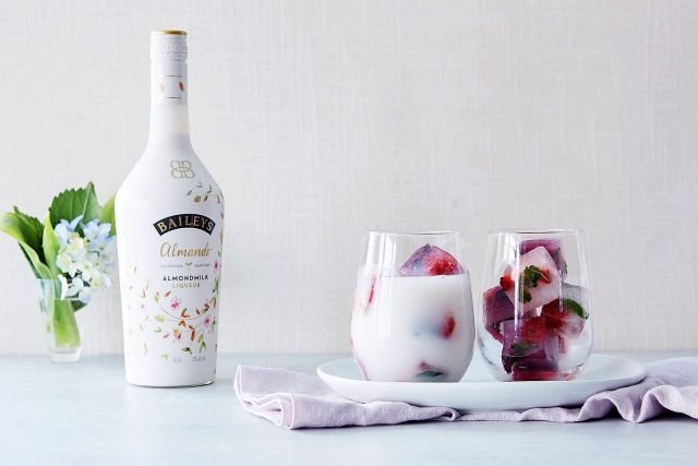 Twórcy nowego Baileysa zastąpili krowie mleko produktem roślinnym, wytworzonym w stu procentach z migdałów.