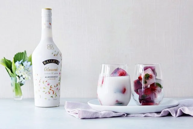 Twórcy nowego Baileysa zastąpili krowie mleko produktem roślinnym, wytworzonym w stu procentach z migdałów.