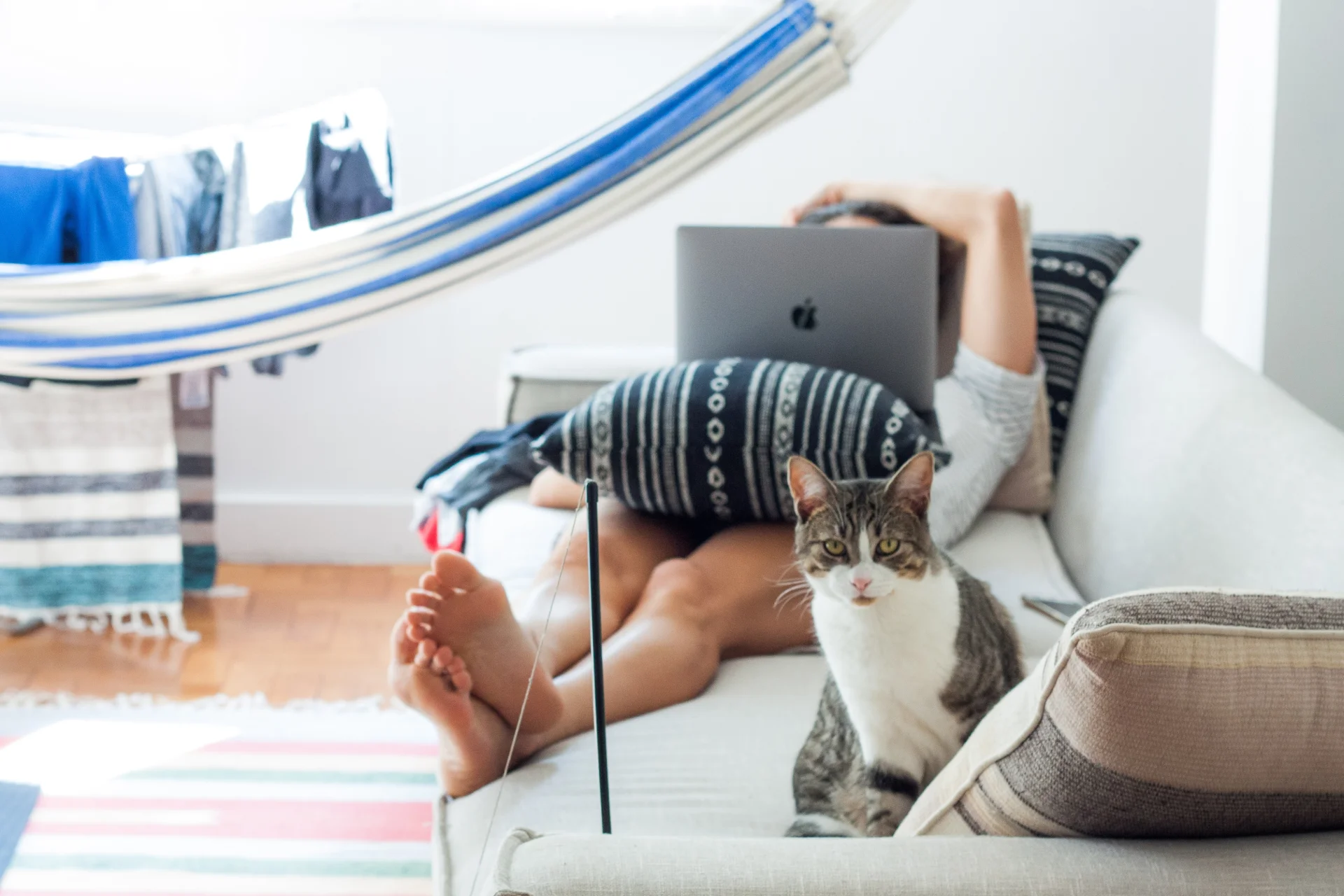 Elastyczne godziny pracy i możliwość pracy zdalnej sprzyja zachowaniu work-life balance.