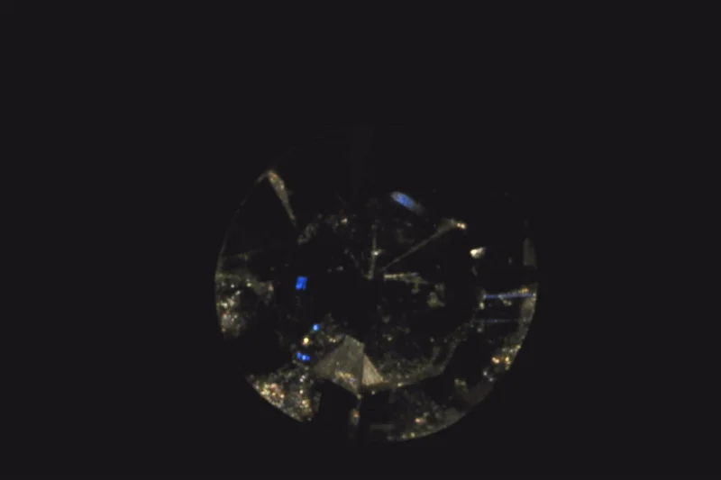 Barwa diamentu zmieniona technologią Nanores na niebieską.