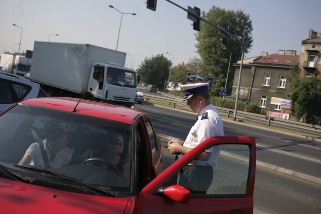 Policja wystawiła za mało mandatów. Ma setki tysięcy niewykorzystanych bloczków.