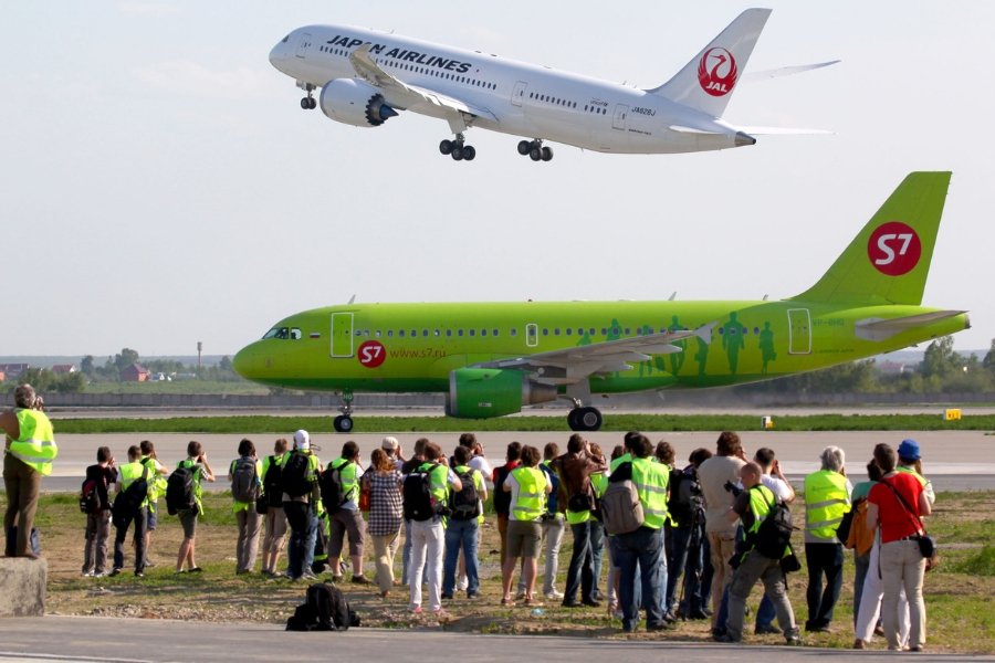 Samolot linii S7 Airlines na moskiewskim lotnisku.