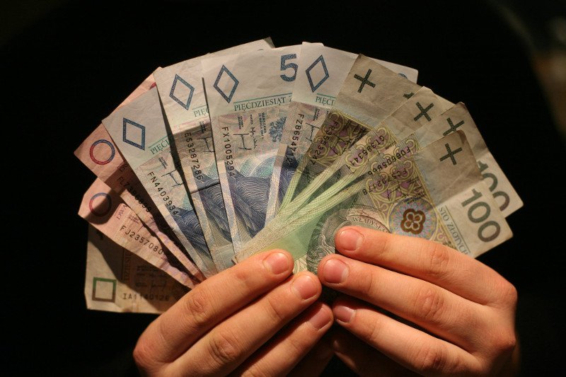 Średnie wynagrodzenie w Polsce wynosi ponad 4 tys. zł. Jednak w rzeczywistości większość pracowników zarabia dużo mniej.