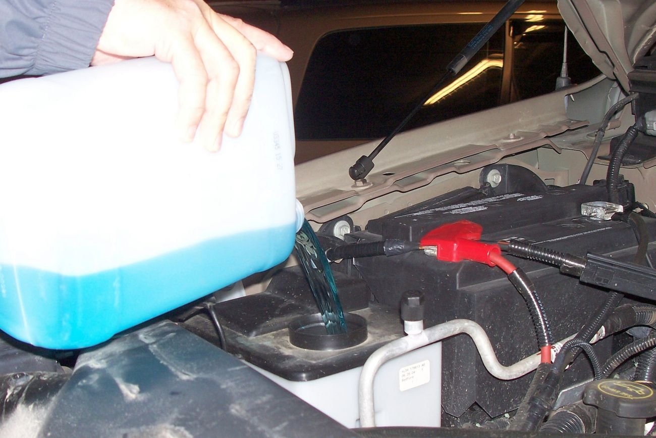 Płynu do spryskiwaczy nie musisz wozić w bagażniku, ale musisz go mieć w zbiorniku