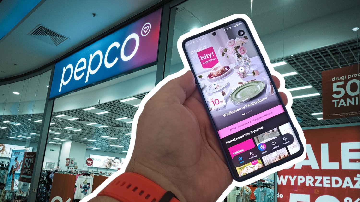 Polska jako pierwsza na świecie testuje apkę Pepco. Łowcy kubeczków i poduszek zacierają ręce Telefon z aplikacją Pepco na tle sklepu Pepco. Sieć odpala apkę, a Polska testuje ją jako pierwsza.