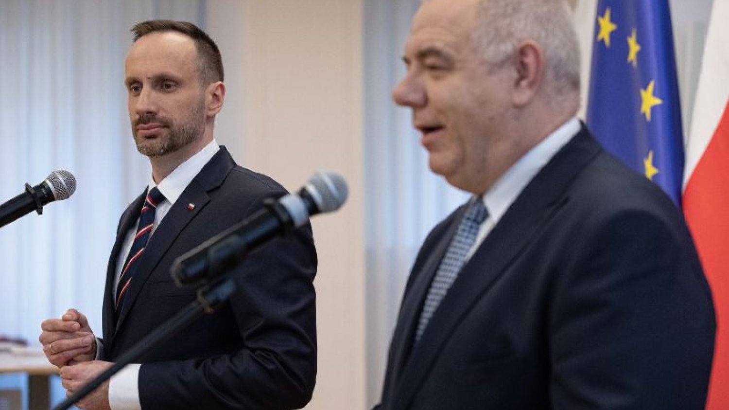 Wiceminister Kowalski (z lewej) wyraźnie zalazł za skórę Jackowi Sasinowi i Mateuszowi Morawieckiemu.