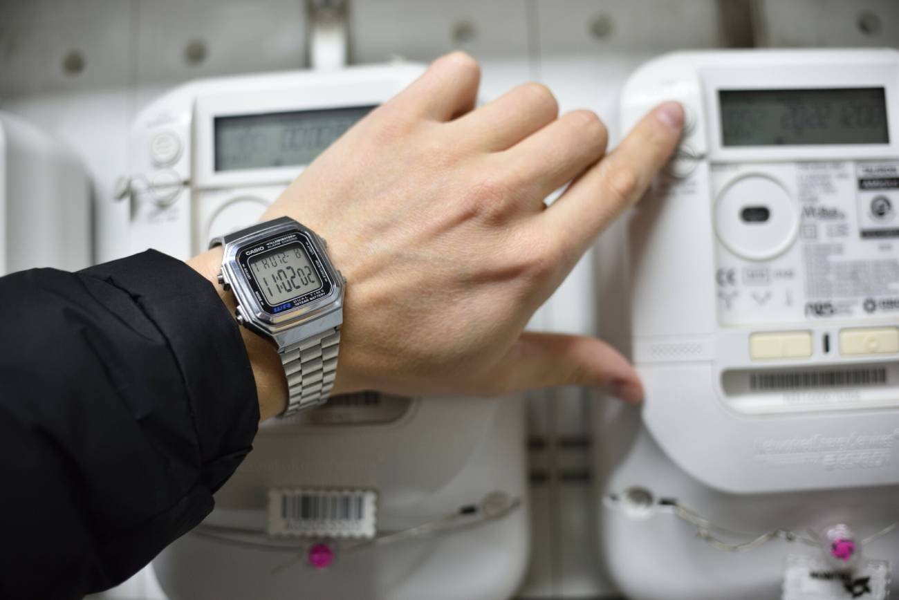 Ręka wskazująca licznik.