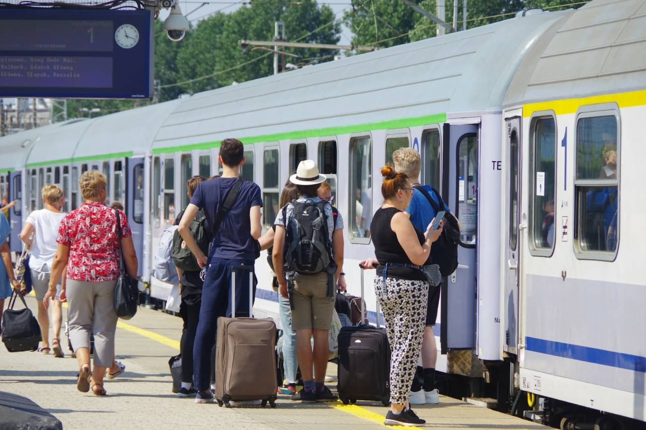 Turyści wsiadają do pociągu - wyjazd nawakacje