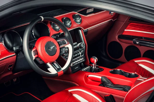 Luksusowe auta wśród, których znajdziemy Porsche, Aston Martiny, Lamborghini czy Mercedesy dostają się w ręce zespołu designerskiego, który obmyśla w jaki sposób dopasować je do charakteru właściciela