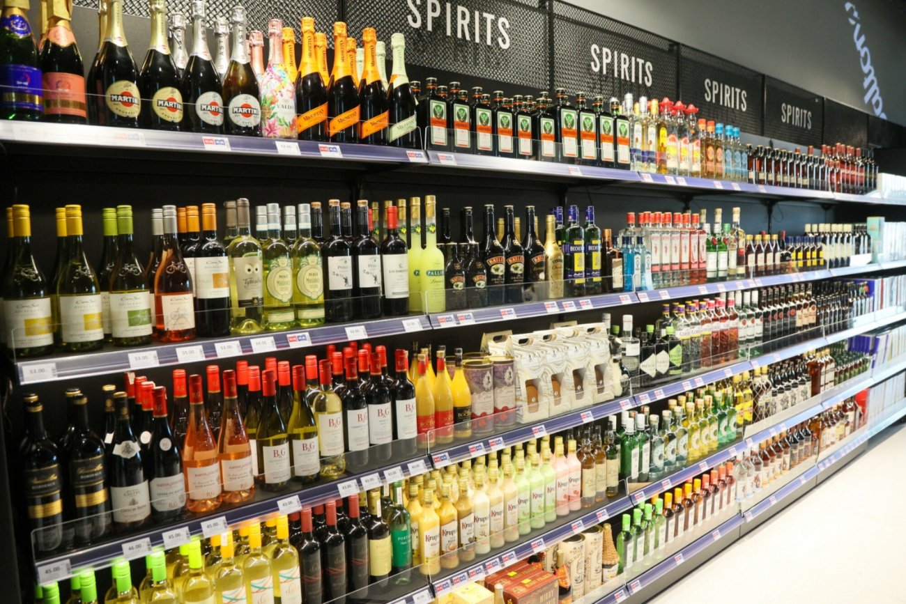 Półka z alkoholem.