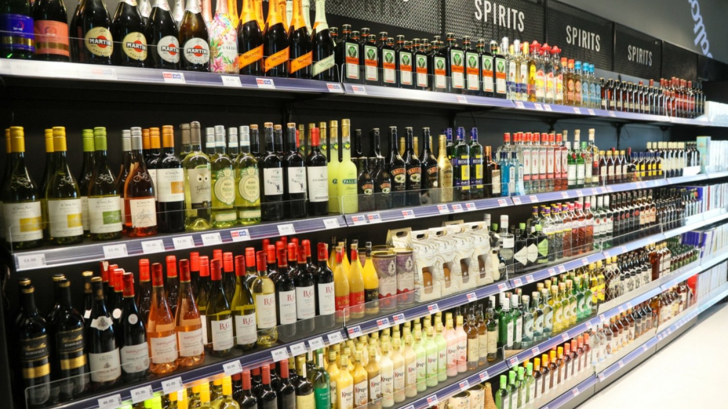 Półka z alkoholem.