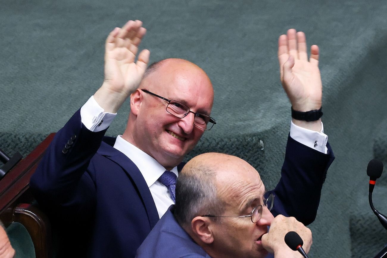 Z doniesień mediów wynika, że łapówkarski proceder przy wydawaniu wiz był możliwy dzięki indolencji wiceministra Wawrzyka i braku reakcji ze strony ministra Raua (na dole zdjęcia)