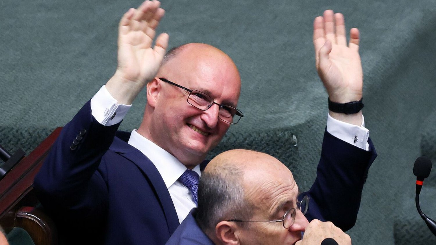 Z doniesień mediów wynika, że łapówkarski proceder przy wydawaniu wiz był możliwy dzięki indolencji wiceministra Wawrzyka i braku reakcji ze strony ministra Raua (na dole zdjęcia)