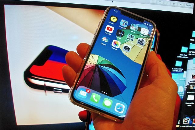 Coraz więcej osób skarży się na to, że przez kiepską obudowę iPhone’a X… wyrywają sobie włosy.