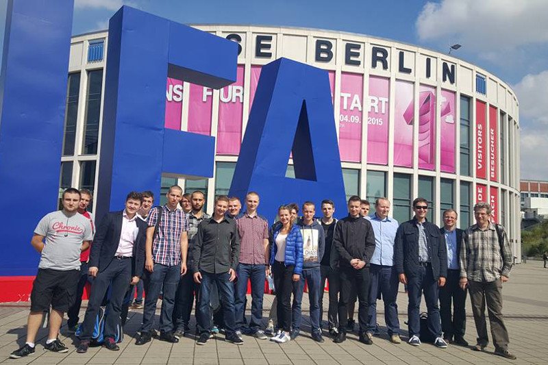 Uczestnicy projektu Samsung LABO na targach w Berlinie.