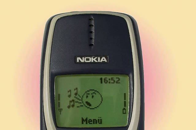 Nokia 3310, czyli jeden z najpopularniejszych telefonów początku XXI wieku w Polsce.