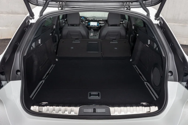 Peugeot 508 SW dysponuje bagażnikiem o pojemności 530 litrów, którą po złożeniu oparć tylnych siedzeń można zwiększyć do 1780 litrów