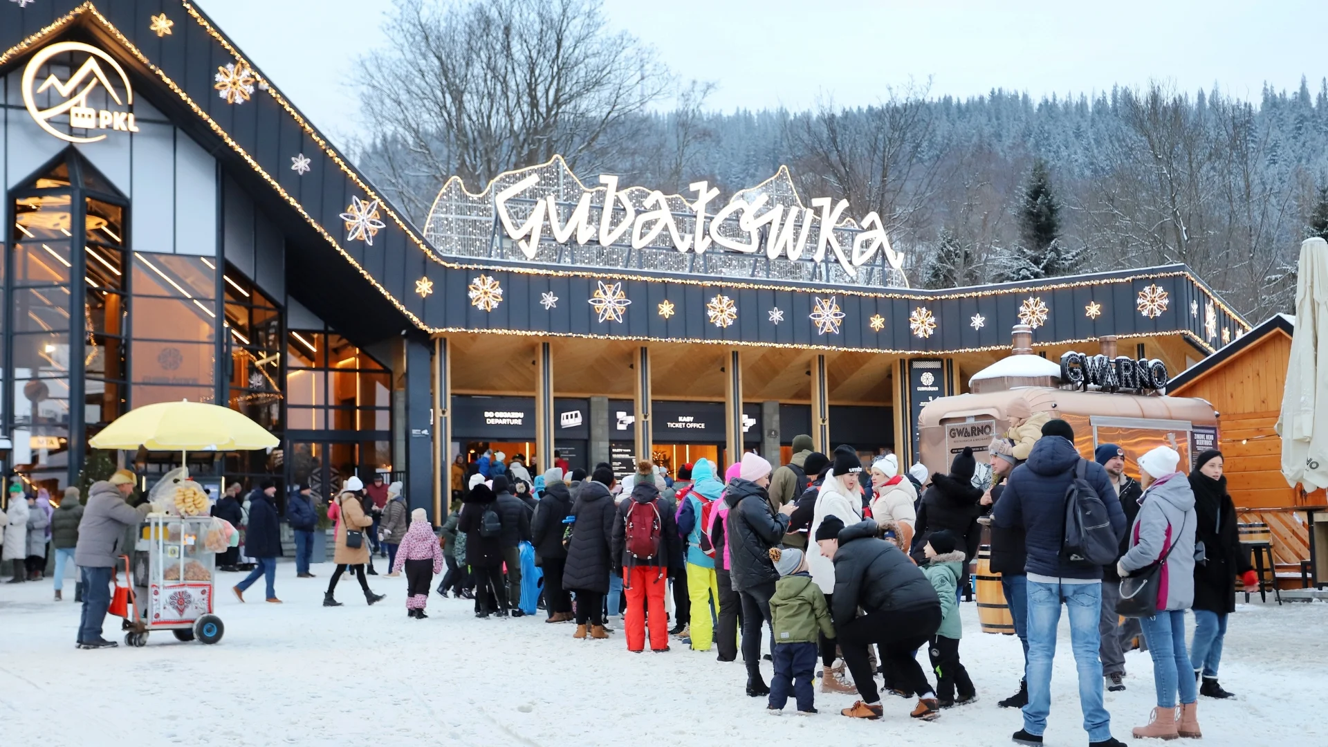 Zakopane już sprzedaje sylwestra. Za trzy noce zapłacisz nawet 66 tys. zł Kolejka do wjazdu na Gubałówkę zimą.