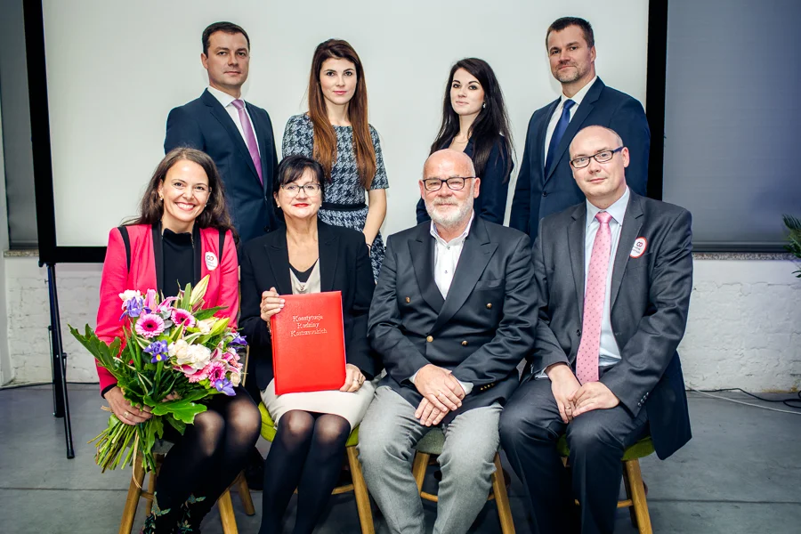 Rodzina Kostrzewskich oraz autorzy konstytucji po jej uroczystym sygnowaniu