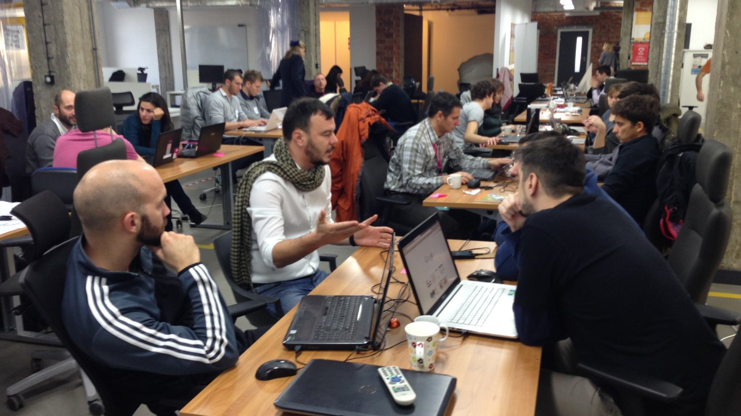 Zespoły przygotowują się do Demo Day w krakowskim akceleratorze hub:raum, należącym do T-Mobile. Grudzień 2014