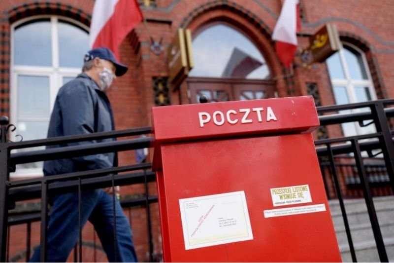 MInister cyfryzacji nie miał prawa przekazać Poczcie Polskiej danych PESEL Polaków – orzekł sąd.