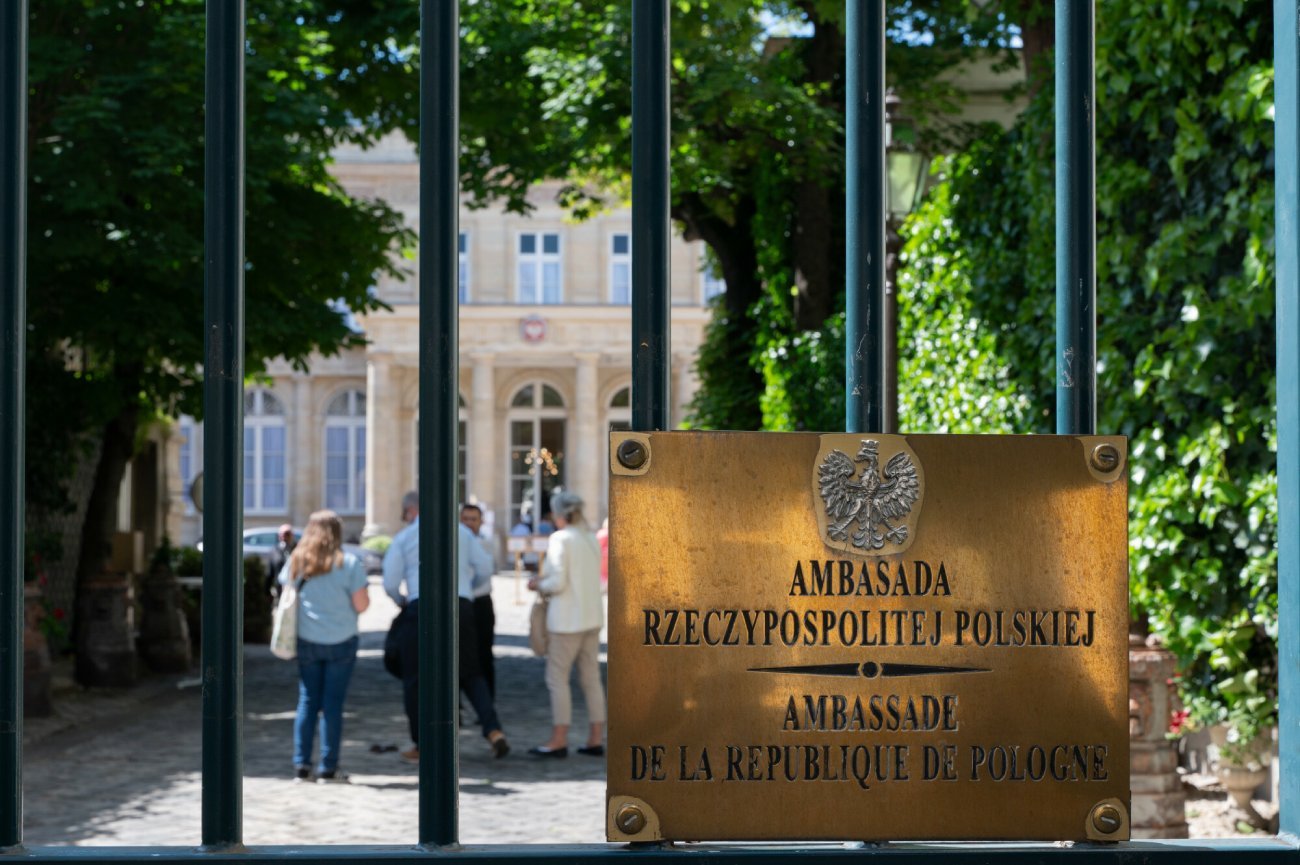 Ile zarabia ambasador?