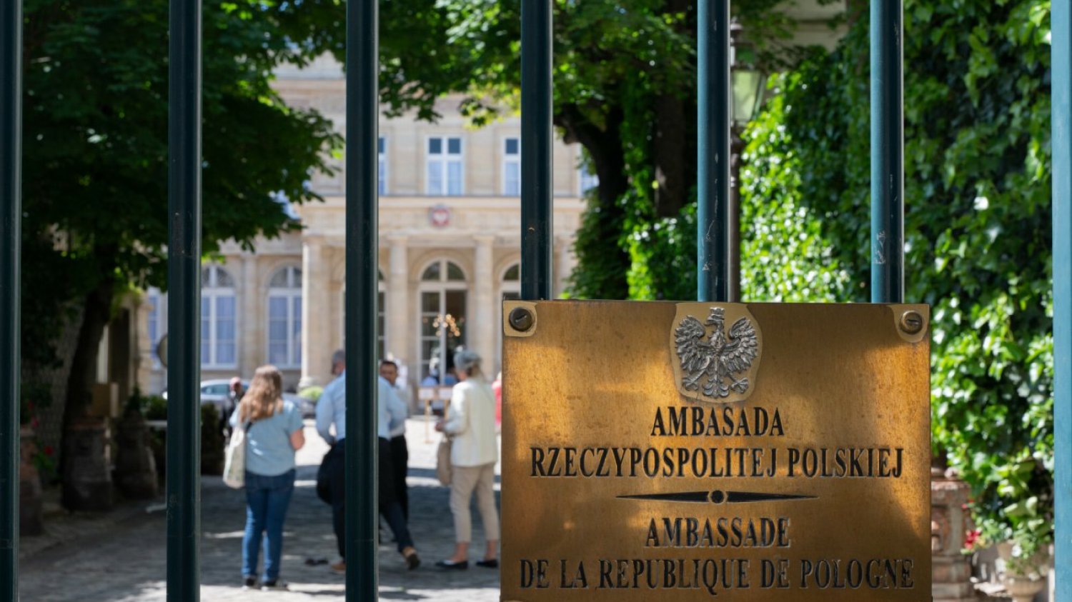 Ile zarabia ambasador?