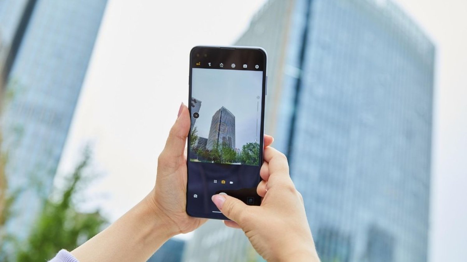Motorola moto g 5G plus ma dwa aparaty selfie - 16 i 8 MP.