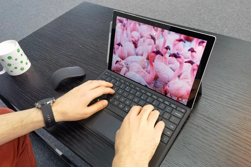 Surface po prostu bardzo dobrze się prezentuje.