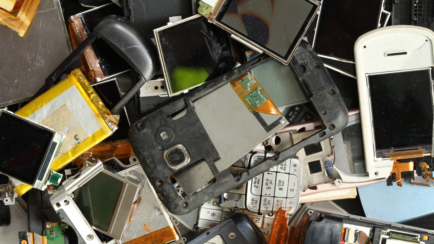 Premier Francji zapowiedział koniec niszczenia niesprzedanych produktów, jak ubrania, elektronika, kosmetyki. Mają trafić do potrzebujących lub recyklingu