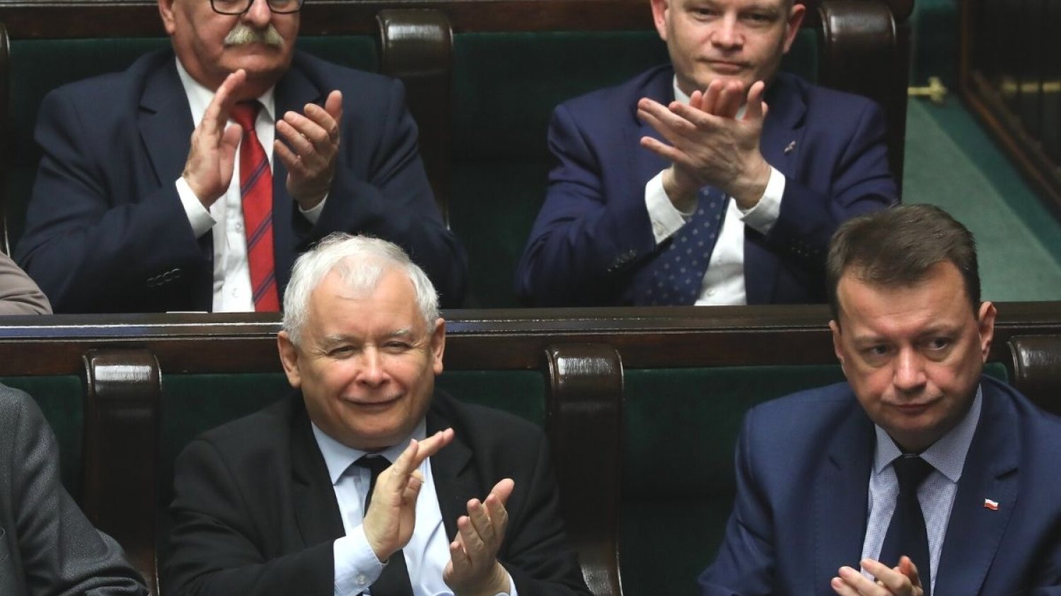W środku kłopotów gospodarczych posłowie postanowili przyznać sobie ogromne podwyżki.